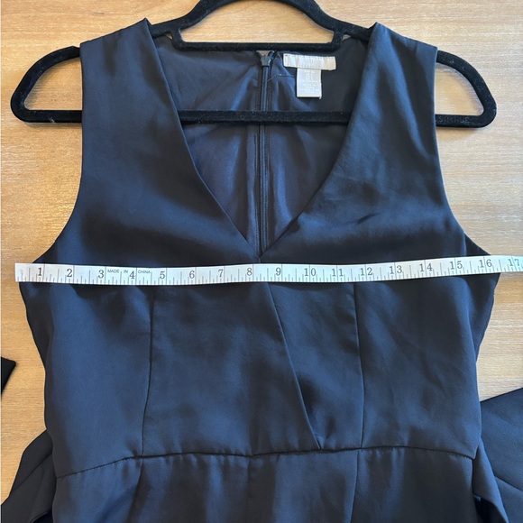 H&M Women’s Sleeveless Surplice Tie Waist Wide Leg Jumpsuit, Sz 4 - Picture 5 of 9